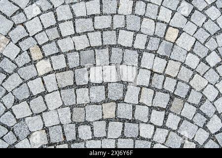 Fußgängerweg aus Granitstein, typisch städtische Straßenoberfläche in Europa Stockfoto