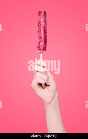 Hand mit Eis Stockfoto