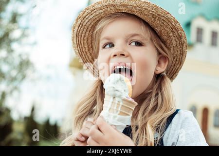 Kinder Eis essen Stockfoto