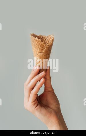 Frau mit Eis Stockfoto