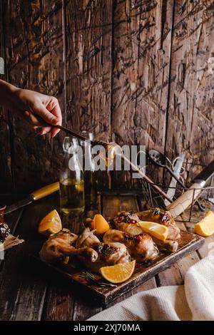 7/8 Schuß von Frau Honig Gießen auf lecker Gegrilltes Fleisch Stockfoto