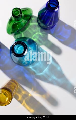 Blick von oben auf die leeren bunte Glasflaschen auf weiße Oberfläche Stockfoto