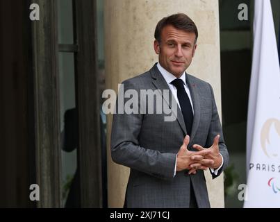 Paris, Frankreich. Juli 2024. Der französische Präsident Emmanuel Macron wartet auf die Ankunft des Präsidenten des Internationalen Olympischen Komitees (IOC) Thomas Bach im Elysee-Palast in Paris, Frankreich, am 16. Juli 2024. Quelle: Gao Jing/Xinhua/Alamy Live News Stockfoto