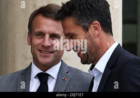 Paris, Frankreich. Juli 2024. Der französische Präsident Emmanuel Macron (L) und der Präsident des Organisationskomitees der Olympischen Spiele und Paralympics 2024 Tony Estanguet sind vor dem Treffen mit dem Präsidenten des Internationalen Olympischen Komitees (IOC) Thomas Bach im Elysee-Palast in Paris, Frankreich, am 16. Juli 2024 abgebildet. Quelle: Gao Jing/Xinhua/Alamy Live News Stockfoto