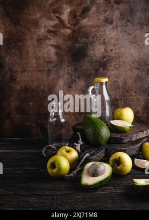 Glasflaschen und Früchten Zutaten für Smoothie auf rustikalen Holzbrett Stockfoto