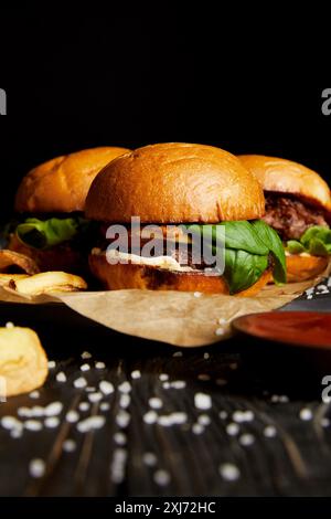 Nahaufnahme der Hamburger mit Salz auf hölzernen Tisch Stockfoto