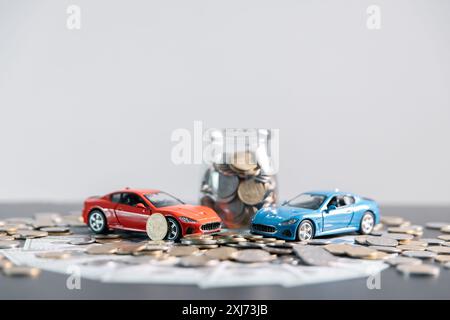 Die Sicherung eines Autokredits erfordert ein Verständnis von Finanzierungsoptionen, Versicherungsanforderungen und Gesamtkosten, was es zu einem entscheidenden Geschäftskonzept in der Autoindustrie macht Stockfoto