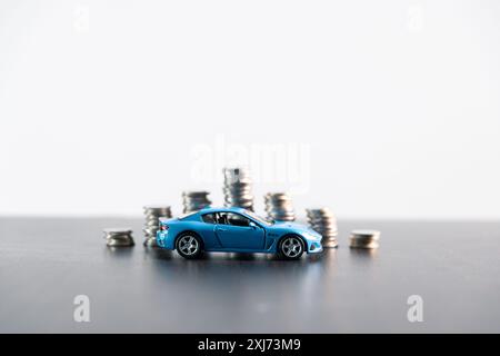 Die Sicherung eines Autokredits erfordert ein Verständnis von Finanzierungsoptionen, Versicherungsanforderungen und Gesamtkosten, was es zu einem entscheidenden Geschäftskonzept in der Autoindustrie macht Stockfoto