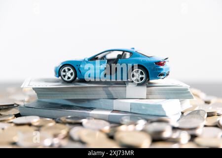 Die Sicherung eines Autokredits erfordert ein Verständnis von Finanzierungsoptionen, Versicherungsanforderungen und Gesamtkosten, was es zu einem entscheidenden Geschäftskonzept in der Autoindustrie macht Stockfoto