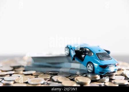 Die Sicherung eines Autokredits erfordert ein Verständnis von Finanzierungsoptionen, Versicherungsanforderungen und Gesamtkosten, was es zu einem entscheidenden Geschäftskonzept in der Autoindustrie macht Stockfoto