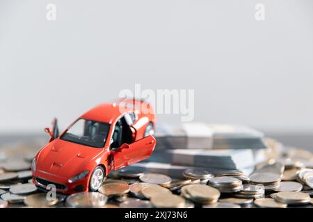 Die Sicherung eines Autokredits erfordert ein Verständnis von Finanzierungsoptionen, Versicherungsanforderungen und Gesamtkosten, was es zu einem entscheidenden Geschäftskonzept in der Autoindustrie macht Stockfoto
