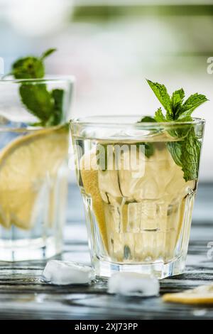 Nahaufnahme der zwei Gläser mit frischem, kaltem mojito Cocktail auf Tabelle Stockfoto