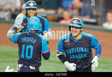 Arlington, Usa. Juli 2024. Shohei Ohtani von den Los Angeles Dodgers (R) feiert einen dreimaligen Heimlauf gegen die American League, bei dem Jurickson Profar von den San Diego Padres (L) und Ketel Marte von den Arizona Diamondbacks sowie während des dritten Inning des All Star Game auf dem Globe Life Field erzielt werden in Arlington, Texas, am Dienstag, den 16. Juli 2024. Foto: Matt Pearce/UPI Credit: UPI/Alamy Live News Stockfoto