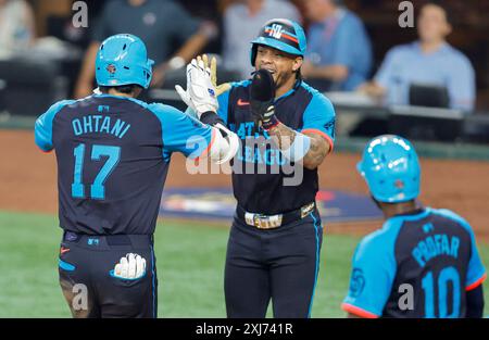 Arlington, Usa. Juli 2024. Shohei Ohtani von den Los Angeles Dodgers (17) feiert einen dreimaligen Heimlauf gegen die American League, bei dem Ketel Marte (C) von den Arizona Diamondbacks und Jurickson Profar von den San Diego Padres (R) während des dritten Inning des All Star Game im Globe Life Field erzielt werden in Arlington, Texas, am Dienstag, den 16. Juli 2024. Foto: Matt Pearce/UPI Credit: UPI/Alamy Live News Stockfoto