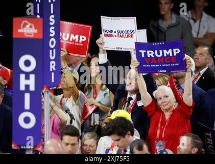 Milwaukee, Usa. Juli 2024. Die Delegierten halten am Dienstag, den 16. Juli 2024, auf dem Fiserv Forum in Milwaukee, Wisconsin, die Unterzeichnung der Republican National Convention 2024. Foto: Tannen Maury/UPI Credit: UPI/Alamy Live News Stockfoto