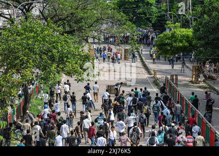 Dhaka, Bangladesch. Juli 2024. Anti-Quoten-Demonstranten stoßen auf Mitglieder der Bangladesch Chhatra League (BCL) (Regierungspartei Studentenflügel) im Gebiet des Dhaka College an. Mindestens sechs Demonstranten seien am 16. Juli in Bangladesch bei gewalttätigen Auseinandersetzungen zwischen rivalisierenden Studentengruppen um Quoten für Regierungsjobs getötet worden, sagte die Polizei, einen Tag nachdem mehr als 400 weitere verletzt worden seien. Quelle: SOPA Images Limited/Alamy Live News Stockfoto