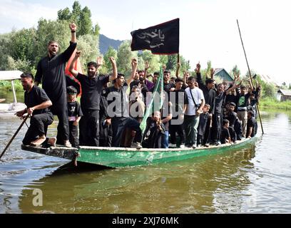 Srinagar, Indien. Juli 2024. Srinagar, Kaschmir, Indien, am 16. Juli 2024: Kaschmirische schiitische Muslime schreien religiöse Parolen, während sie an einer Muharram-Prozession auf Holzbooten im Inneren des Dal-Sees, Srinagar, teilnehmen. Die Praxis der 9. Muharram-Prozession auf Shikaras im Dal-See, Srinagar, geht auf die Dogra-Ära zurück. Diese verehrte Tradition ist ein integraler Bestandteil der kaschmirischen Kultur, die Muharram feiert und dem Martyrium von Imam Hussain Tribut zollt. Foto: Danish Showkat/SIPA USA. Quelle: SIPA USA/Alamy Live News Stockfoto