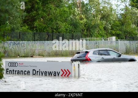 Toronto, Kanada. Juli 2024. Ein Auto wird nach starken Regenfällen am Dienstag, den 16. Juli 2024, in Toronto, Kanada, unter Wasser gebracht. (Foto: Michael Chisholm/SIPA USA) Credit: SIPA USA/Alamy Live News Stockfoto