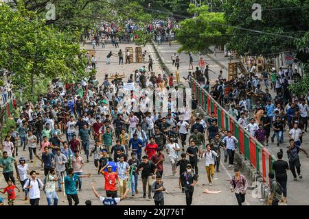 Dhaka, Bangladesch. Juli 2024. Anti-Quoten-Demonstranten stoßen auf Mitglieder der Bangladesch Chhatra League (BCL) (Regierungspartei Studentenflügel) im Gebiet des Dhaka College an. Mindestens sechs Demonstranten seien am 16. Juli in Bangladesch bei gewalttätigen Auseinandersetzungen zwischen rivalisierenden Studentengruppen um Quoten für Regierungsjobs getötet worden, sagte die Polizei, einen Tag nachdem mehr als 400 weitere verletzt worden seien. (Foto: Zabed Hasnain Chowdhury/SOPA Images/SIPA USA) Credit: SIPA USA/Alamy Live News Stockfoto