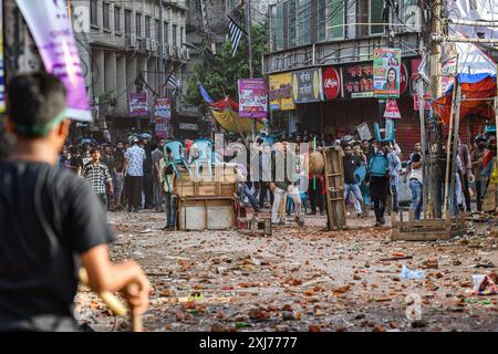 Dhaka, Bangladesch. Juli 2024. Anti-Quoten-Demonstranten stoßen auf Mitglieder der Bangladesch Chhatra League (BCL) (Regierungspartei Studentenflügel) im Gebiet des Dhaka College an. Mindestens sechs Demonstranten seien am 16. Juli in Bangladesch bei gewalttätigen Auseinandersetzungen zwischen rivalisierenden Studentengruppen um Quoten für Regierungsjobs getötet worden, sagte die Polizei, einen Tag nachdem mehr als 400 weitere verletzt worden seien. (Foto: Zabed Hasnain Chowdhury/SOPA Images/SIPA USA) Credit: SIPA USA/Alamy Live News Stockfoto