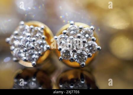 Luxus Gold Schmuck Diamant Ohrringe mit Reflexion auf schwarzem Hintergrund Stockfoto