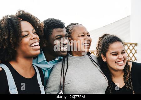Afrikanische Familie, glückliche Mutter, Sohn und Töchter, die sich vor dem Haus amüsieren Stockfoto