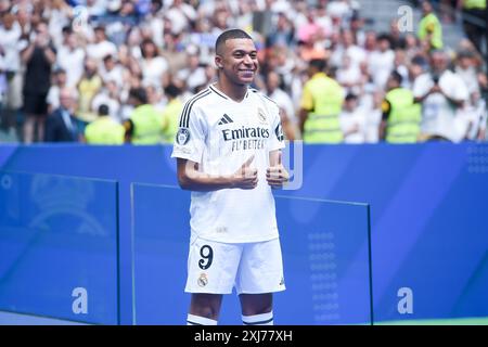 Madrid, Spanien. Juli 2024. Kylian Mbappe posiert während seiner offiziellen Präsentation als Spieler von Real Madrid im Santiago Bernabeu Stadion in Madrid, Spanien, am 16. Juli 2024. Gustavo Valiente/Xinhua/Alamy Live News Stockfoto