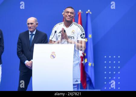 Madrid, Spanien. Juli 2024. Kylian Mbappe reagierte während seines offiziellen Auftritts als Spieler von Real Madrid im Santiago Bernabeu Stadion in Madrid, Spanien, am 16. Juli 2024. Gustavo Valiente/Xinhua/Alamy Live News Stockfoto