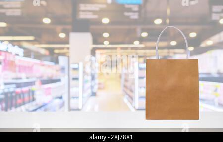 Papiertüte auf Apotheke Drogerie Theke Tisch mit Medizin und Gesundheitsprodukt auf Regalen Unschärfe Hintergrund Stockfoto