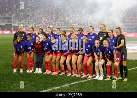 Washington DC, USA. Juli 2024. Die USWNT-Gruppe posiert für ein Foto nach einem internationalen Freundschaftsspiel zwischen der US-Frauennationalmannschaft und der Costa-ricanischen Frauennationalmannschaft auf dem Audi Field in Washington DC. Justin Cooper/CSM/Alamy Live News Stockfoto