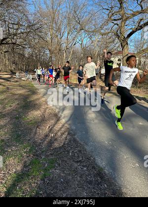 Gruppentraining für Jugendliche im Prospect Park in Brooklyn, NY. Die Gruppe umfasst Schüler der Grundschule, der Sekundarschule und der Gymnasialschule. Stockfoto