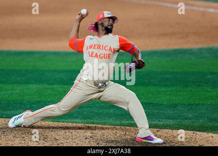 Arlington, Usa. Juli 2024. Pitcher Emmanuel Clase von den Cleveland Guardians liefert am Dienstag, den 16. Juli 2024, während des neunten Inning des All Star Game im Globe Life Field in Arlington, Texas, in die National League. Foto: Matt Pearce/UPI Credit: UPI/Alamy Live News Stockfoto