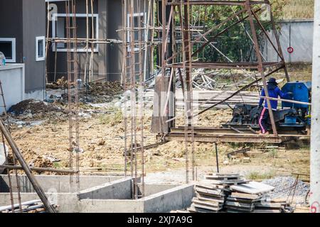 Pfahlfahrer auf der Baustelle des Hauses Stockfoto