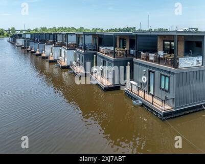 Blick aus der Vogelperspektive auf luxuriöse schwimmende Häuser mit vielseitigem Komfort, individuell gestaltete Villen mit großer Terrasse, Arbeitsbereich, Essbereich, Wohnzimmer, maßgeschneidert gebaut Stockfoto