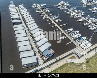 Blick aus der Vogelperspektive auf luxuriöse schwimmende Häuser mit vielseitigem Komfort, individuell gestaltete Villen mit großer Terrasse, Arbeitsbereich, Essbereich, Wohnzimmer, maßgeschneidert gebaut Stockfoto