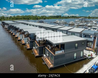 Blick aus der Vogelperspektive auf luxuriöse schwimmende Häuser mit vielseitigem Komfort, individuell gestaltete Villen mit großer Terrasse, Arbeitsbereich, Essbereich, Wohnzimmer, maßgeschneidert gebaut Stockfoto