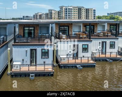 Blick aus der Vogelperspektive auf luxuriöse schwimmende Häuser mit vielseitigem Komfort, individuell gestaltete Villen mit großer Terrasse, Arbeitsbereich, Essbereich, Wohnzimmer, maßgeschneidert gebaut Stockfoto