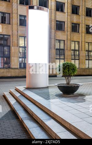 Leeres Vertikales Modell Der Lichtbox Für Straßenbanner, Die Nachts Auf Dem Stadtplatz Leuchtet Stockfoto