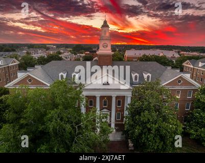 Blick aus der Vogelperspektive auf die Virginia State University in Petersburg, Virginia Hall im zentralen Gebäude mit atemberaubendem, dramatischem, farbenfrohen Sonnenuntergang Stockfoto