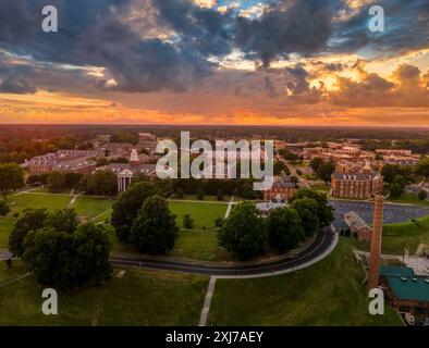 Blick aus der Vogelperspektive auf die Virginia State University in Petersburg, Virginia Hall im zentralen Gebäude mit atemberaubendem, dramatischem, farbenfrohen Sonnenuntergang Stockfoto