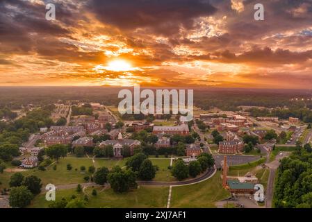 Blick aus der Vogelperspektive auf die Virginia State University in Petersburg, Virginia Hall im zentralen Gebäude mit atemberaubendem, dramatischem, farbenfrohen Sonnenuntergang Stockfoto