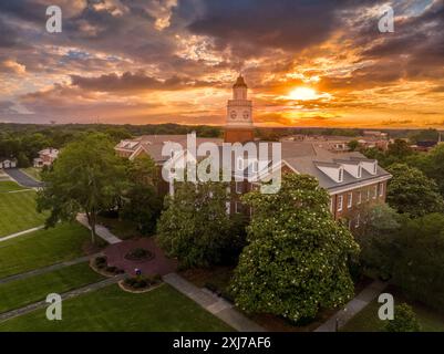 Blick aus der Vogelperspektive auf die Virginia State University in Petersburg, Virginia Hall im zentralen Gebäude mit atemberaubendem, dramatischem, farbenfrohen Sonnenuntergang Stockfoto