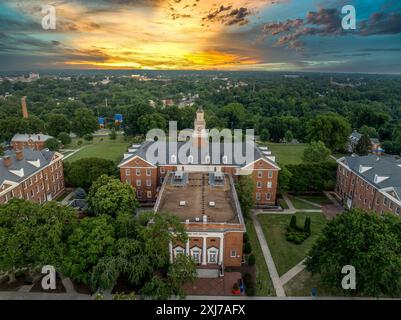 Blick aus der Vogelperspektive auf die Virginia State University in Petersburg, Virginia Hall im zentralen Gebäude mit atemberaubendem, dramatischem, farbenfrohen Sonnenuntergang Stockfoto