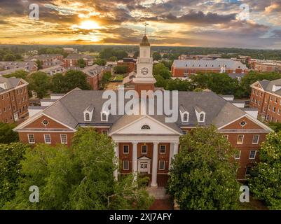 Blick aus der Vogelperspektive auf die Virginia State University in Petersburg, Virginia Hall im zentralen Gebäude mit atemberaubendem, dramatischem, farbenfrohen Sonnenuntergang Stockfoto