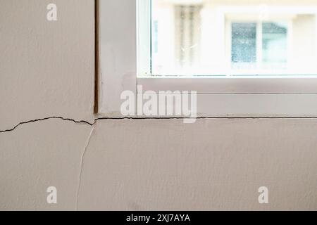 Neue Hauswand Riss in der Nähe des Fensterrahmens Stockfoto