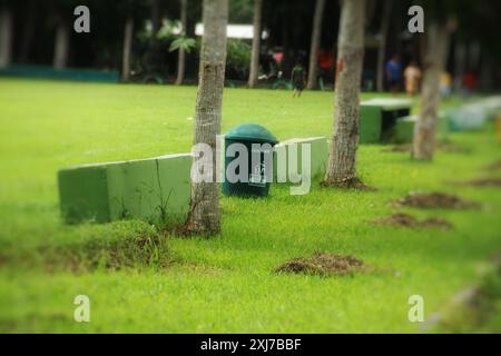 Mülltonnen in einem Park, eine Lösung für den Weltumwelttag Stockfoto