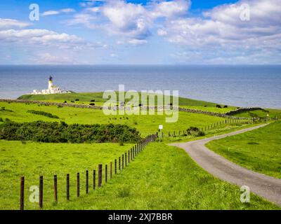 10. Juni 2024: Killantringan, Dumfries and Galloway, Schottland - Farmland in Killantringan, mit Killantringan Leuchtturm, der für mehr als... Stockfoto