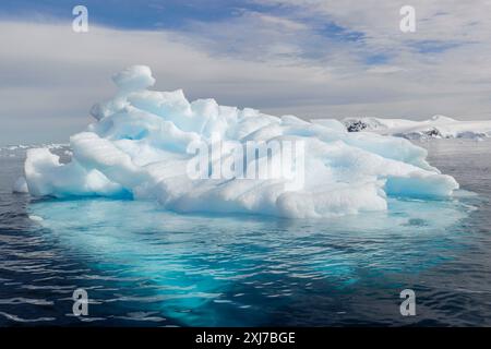 Eisformationen, Cierva Cove, Antarktis, Dienstag, 21. November 2023. Foto: David Rowland / One-Image.com Stockfoto