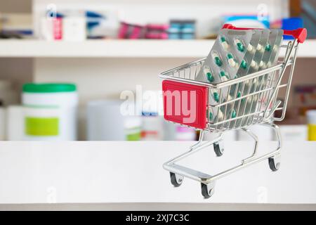 Medizin Pillen Blister Pack Kapsel im Warenkorb auf Apotheke Ladentisch mit unscharfen Drogerie Regalen defokussierten Hintergrund Stockfoto