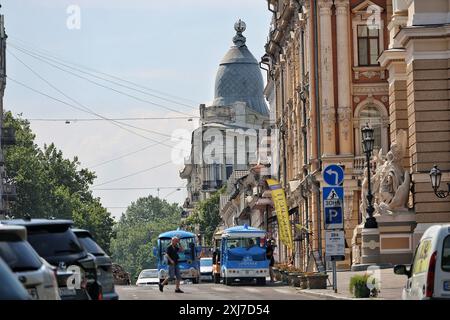 Nicht exklusiv: ODESA, UKRAINE - 13. JULI 2024 - zwei elektrische Sightseeing-Busse parken auf der Straße, Odesa, Süd-Ukraine. Stockfoto